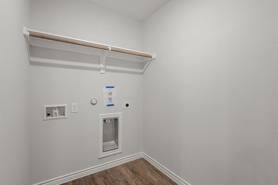 Spacious, unfurnished interior of a new home in Sycamore Landing, Fort Worth (Image 9).