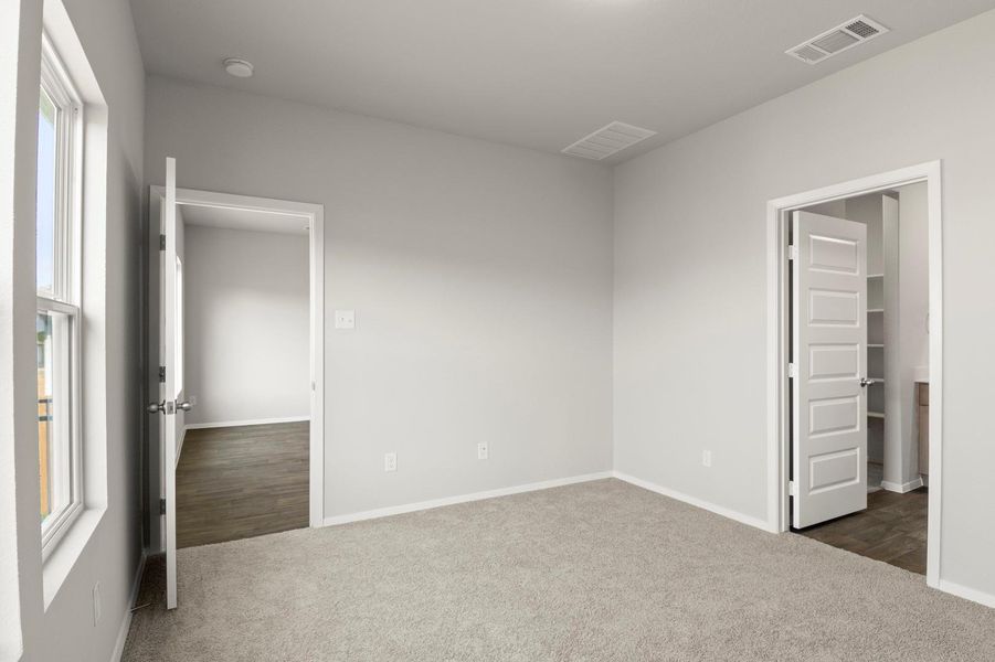 Spacious, unfurnished interior of a new home in Cloverleaf, Austin (Image 24).