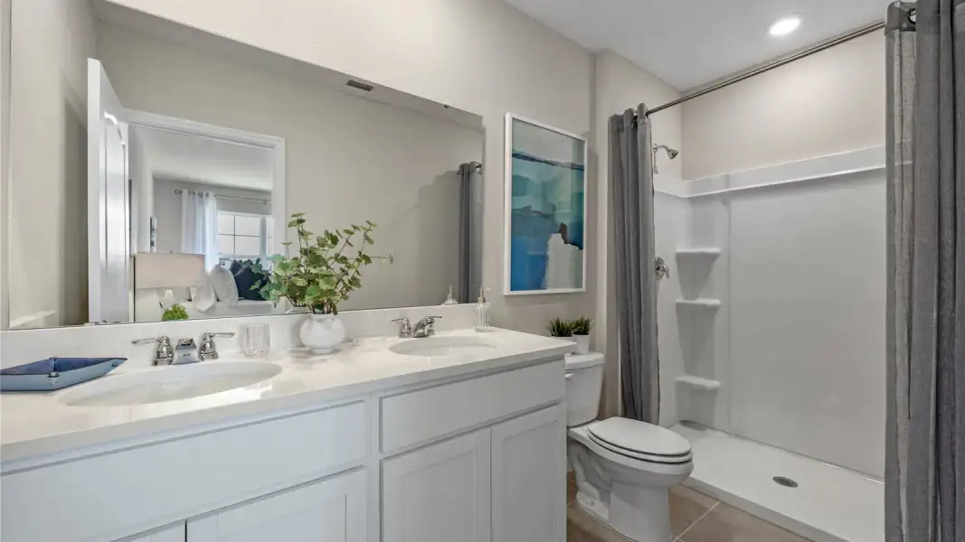Representative furnished interior of a home built from the Pearson by D.R. Horton in Hawthorne Ranch Townhomes, Lakeland (Image 30).