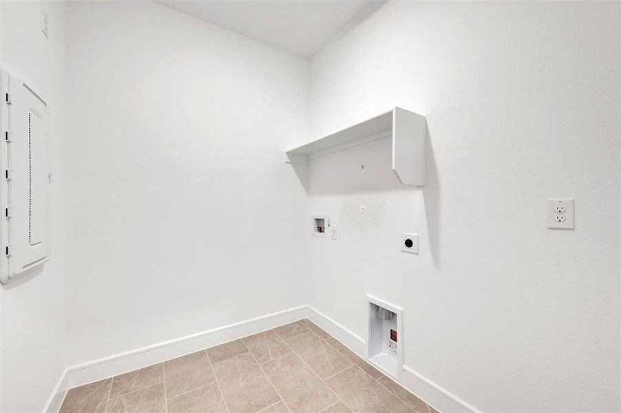 Spacious, unfurnished interior of a new home in Creekshaw, Royse City (Image 22).