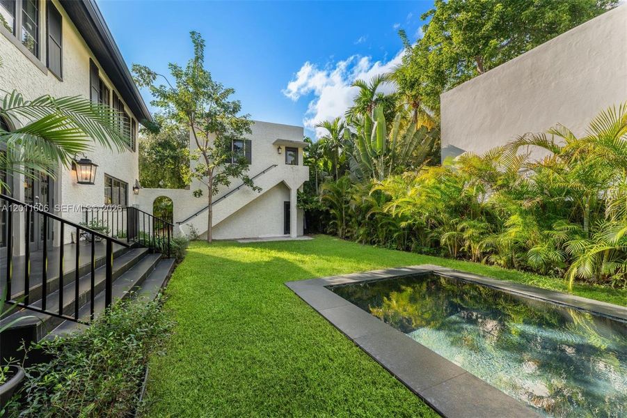 Exterior details and patio area of a home in , Miami (Image 26).