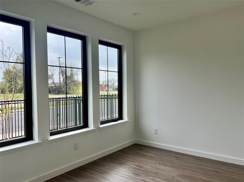 Spacious, unfurnished interior of a new home in , Dallas (Image 6).