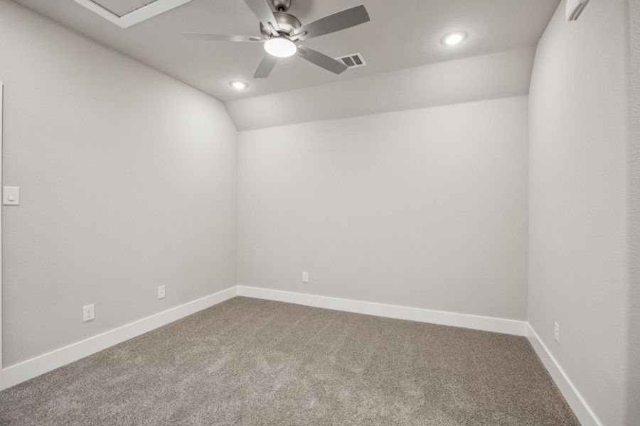 Spacious, unfurnished interior of a new home in Dove Hollow, Waxahachie (Image 27).