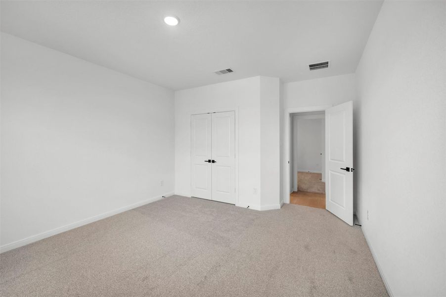 Spacious, unfurnished interior of a new home in The Grand Prairie 50’, Hockley (Image 29).