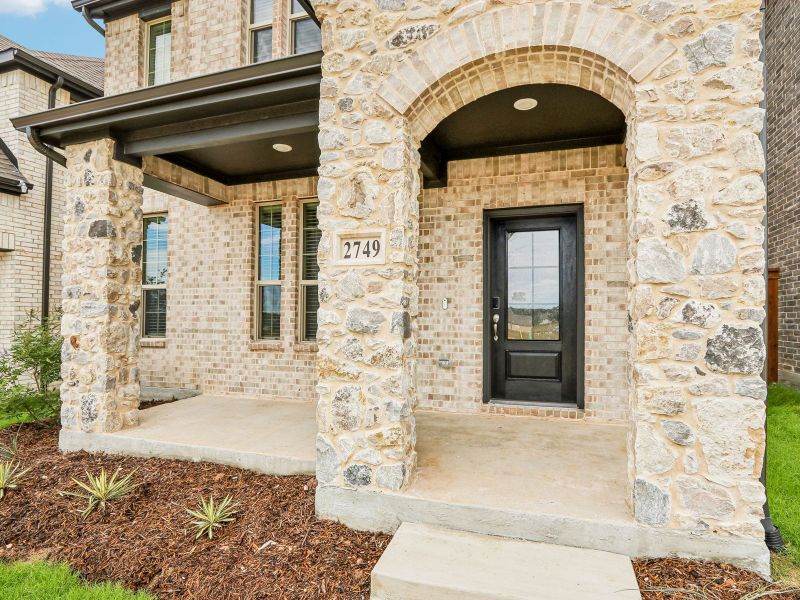 Exterior details and patio area of a home in Oak Ridge Park, Corinth (Image 3).