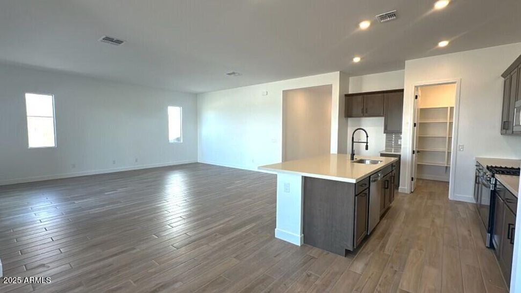 B4ECED6F- (002) B4ECED6F- (002)