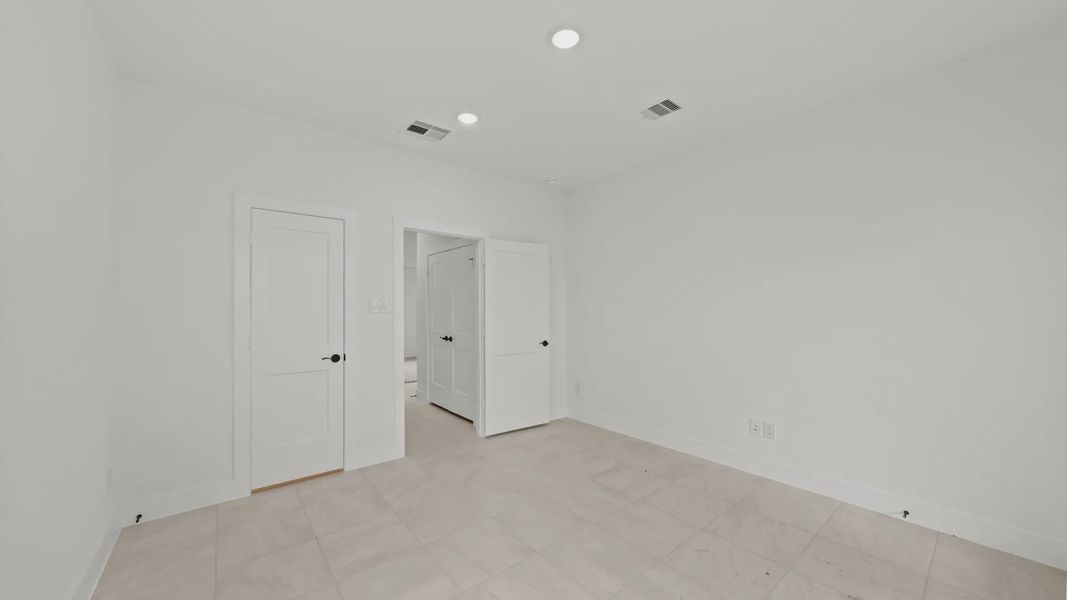 Spacious, unfurnished interior of a new home in Elyson Courtyard Collection, Katy (Image 13).