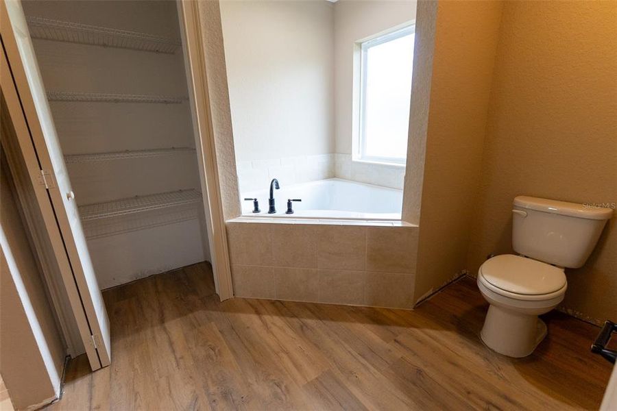 Spacious, unfurnished interior of a new home in Marion Oaks, Ocala (Image 10).