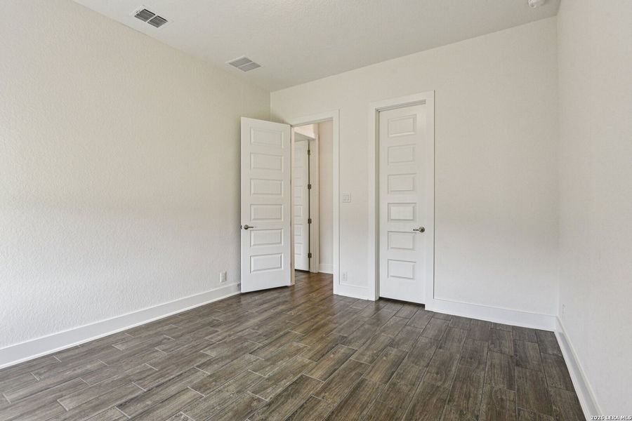 Spacious, unfurnished interior of a new home in Waldsanger, New Braunfels (Image 22).
