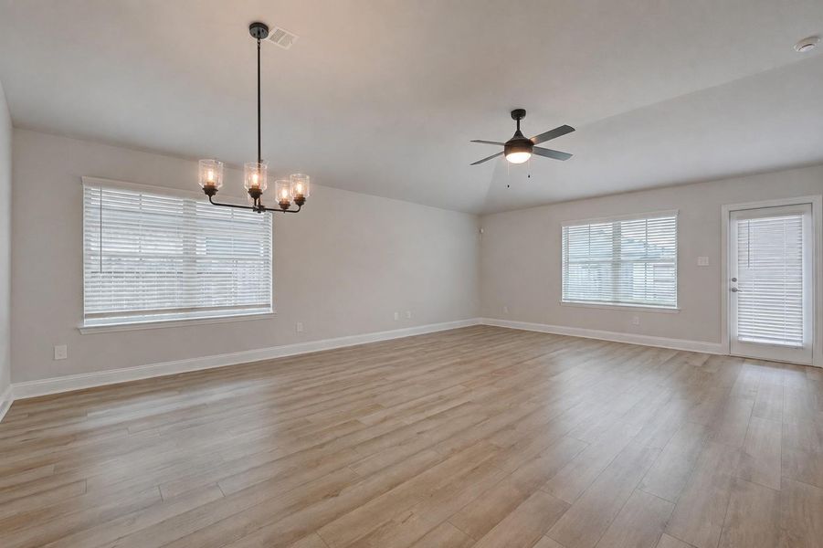 Spacious, unfurnished interior of a new home in Lago Mar, La Marque (Image 11).