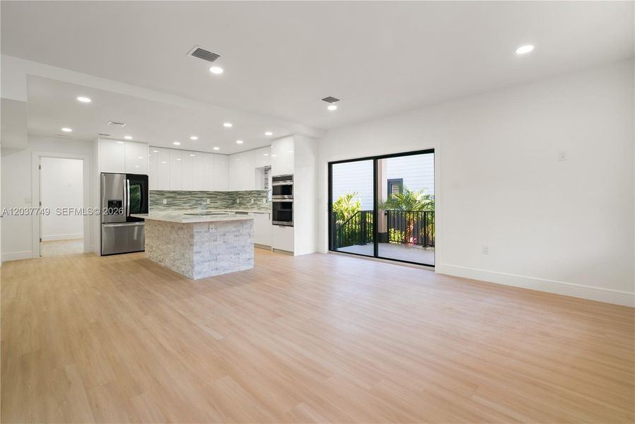 Spacious, unfurnished interior of a new home in , Key Largo (Image 17).