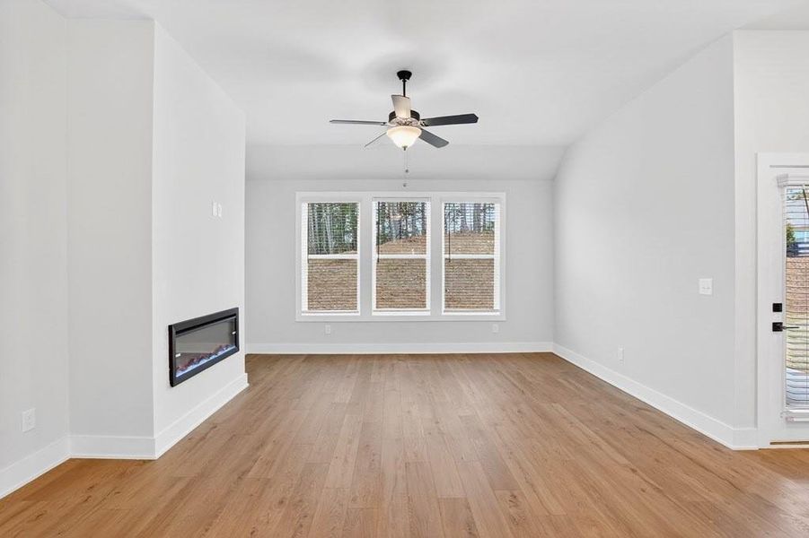 Spacious, unfurnished interior of a new home in The Fairways at Mirror Lake, Villa Rica (Image 25).