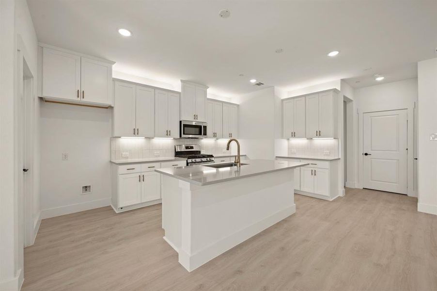 The wonderful kitchen island is the hub of this dream kitchen and the perfect place for friends and family to gather round! The wonderful kitchen island is the hub of this dream kitchen and the perfect place for friends and family to gather round!