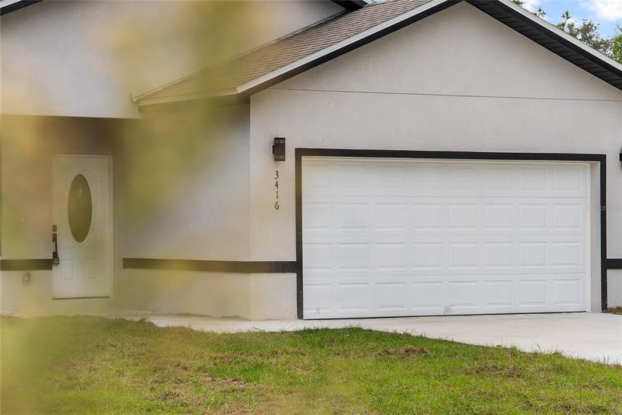 Exterior details and patio area of a home in , Dunnellon (Image 4).