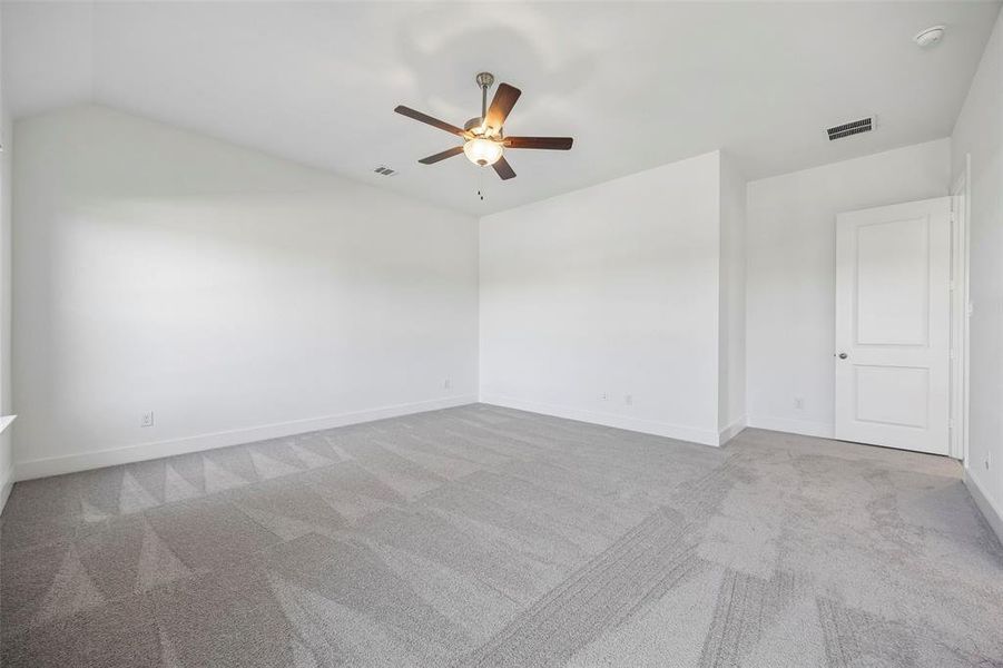 Spacious, unfurnished interior of a new home in Ten Mile Creek Estates, DeSoto (Image 22).