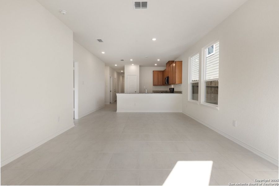 Spacious, unfurnished interior of a new home in Spanish Trails Villas, San Antonio (Image 8).