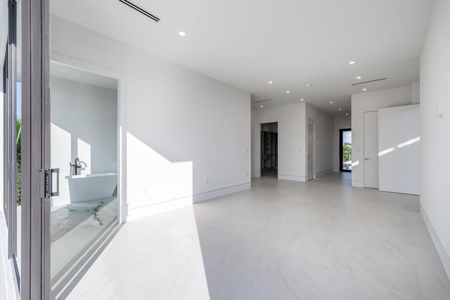 Spacious, unfurnished interior of a new home in , Pompano Beach (Image 26).