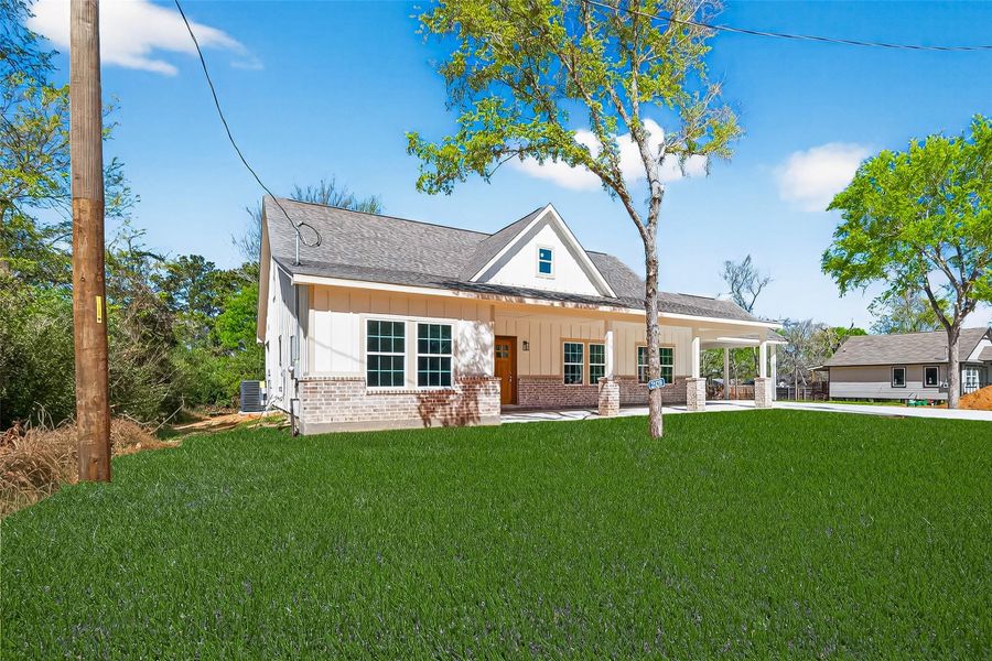 Exterior details and patio area of a home in , Hempstead (Image 4).