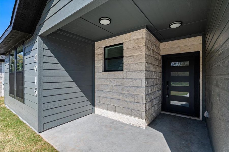 Exterior details and patio area of a home in , Granbury (Image 20).