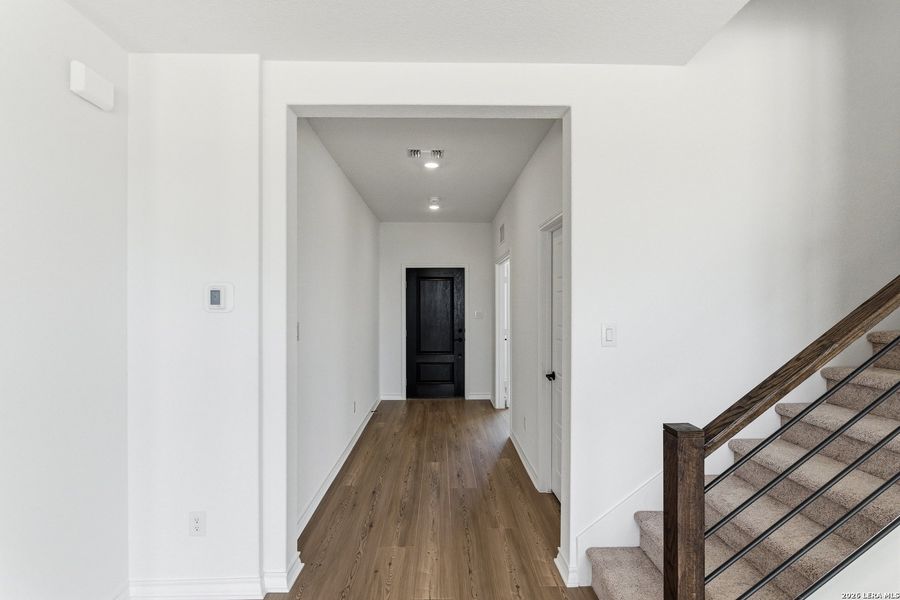Spacious, unfurnished interior of a new home in Nopal Valley, San Antonio (Image 24).