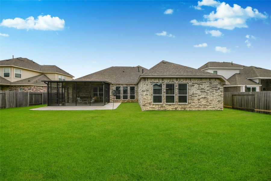 Exterior details and patio area of a home in Elm Estates, Angleton (Image 4).