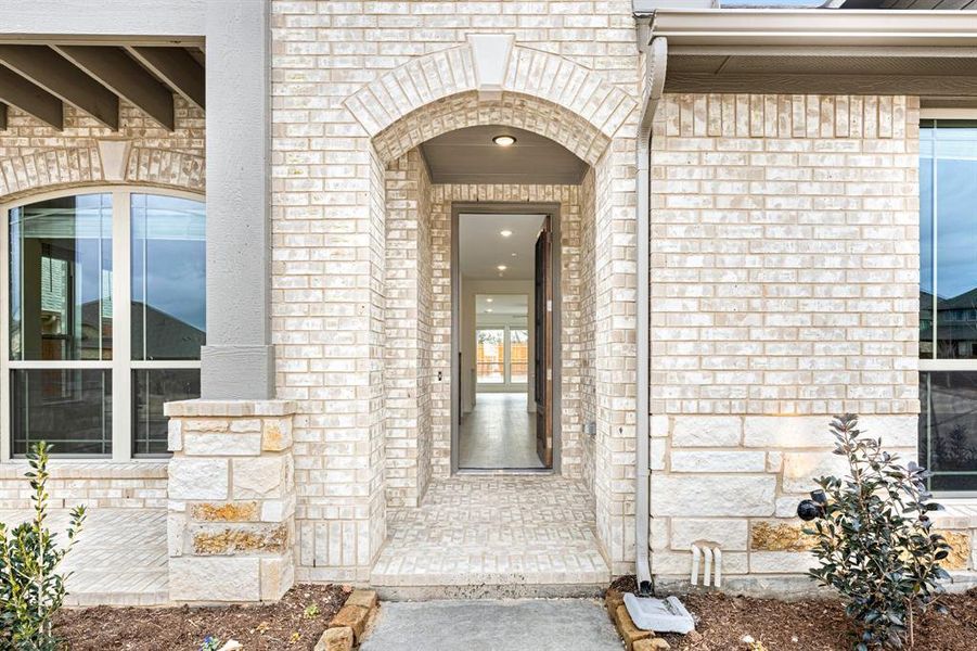 Exterior details and patio area of a home in Ridgepoint, Midlothian (Image 29).