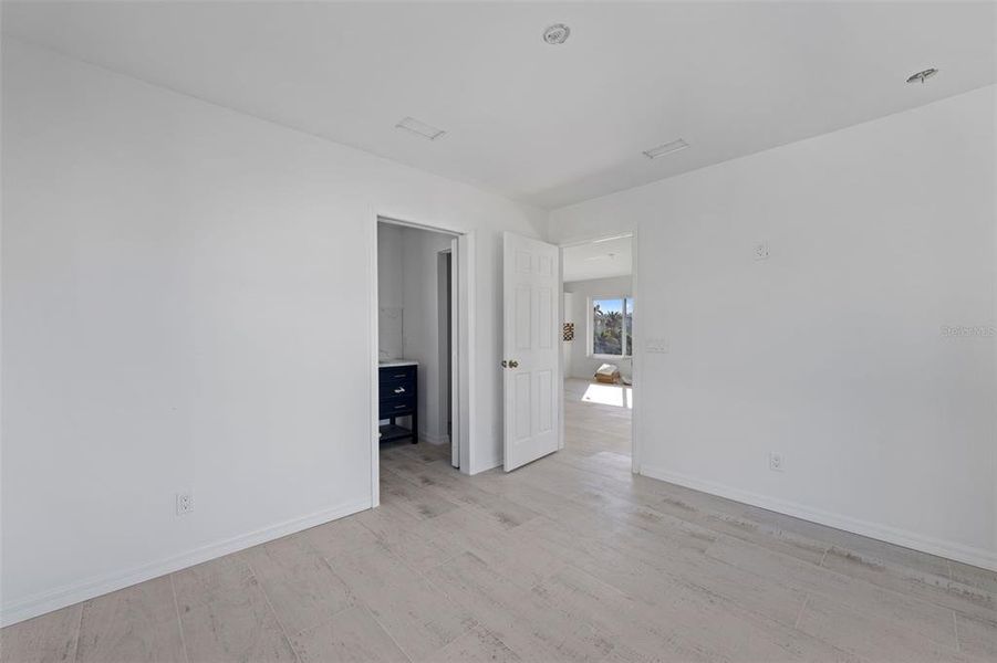 Spacious, unfurnished interior of a new home in , Bradenton Beach (Image 13).
