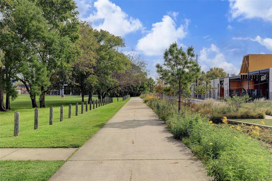 White Oak Station: Located in one of Houston's most desirable neighborhoods. Easy access to all major highways, the community is only minutes from Memorial Park, The Heights, Galleria, Downtown & Washington Corridor & many recreational parks at walking distance.