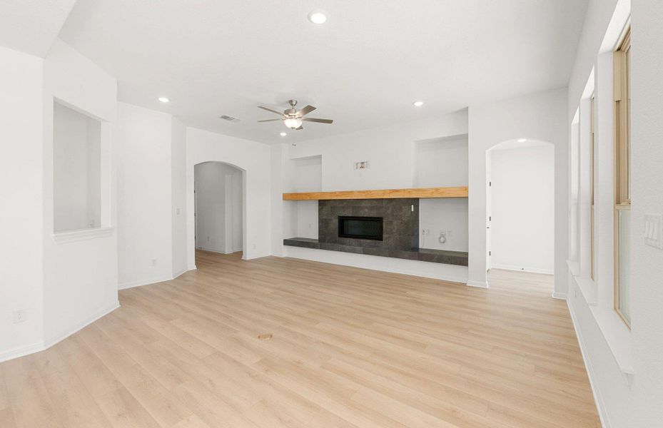 Spacious, unfurnished interior of a new home in Saddleback at Santa Rita Ranch, Liberty Hill (Image 20).