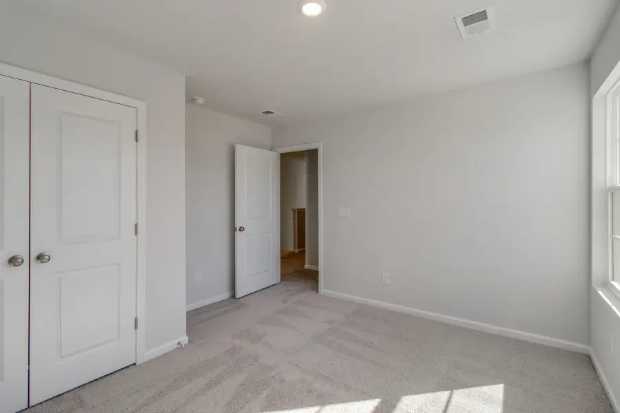 Spacious, unfurnished interior of a new home in Bluefield, Lexington (Image 30).