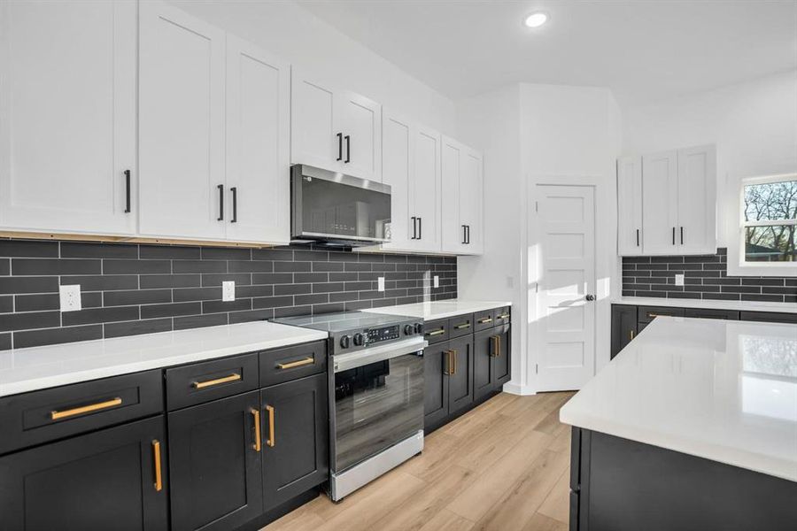 Furnished interior view inside a new home in , Waxahachie (Image 13).