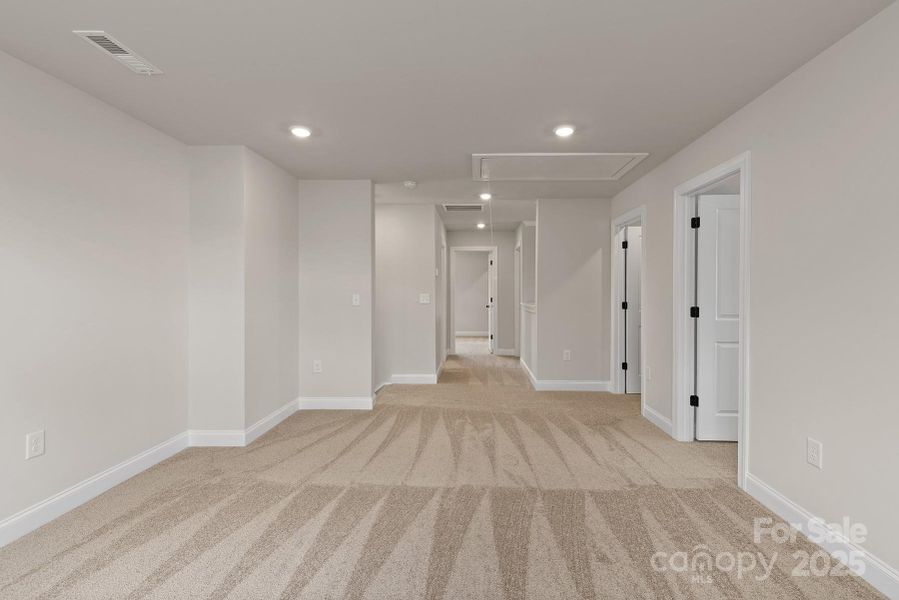 Spacious, unfurnished interior of a new home in Stagecoach Station, Gastonia (Image 15).