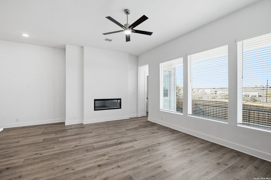Spacious, unfurnished interior of a new home in Prominence, San Antonio (Image 17).