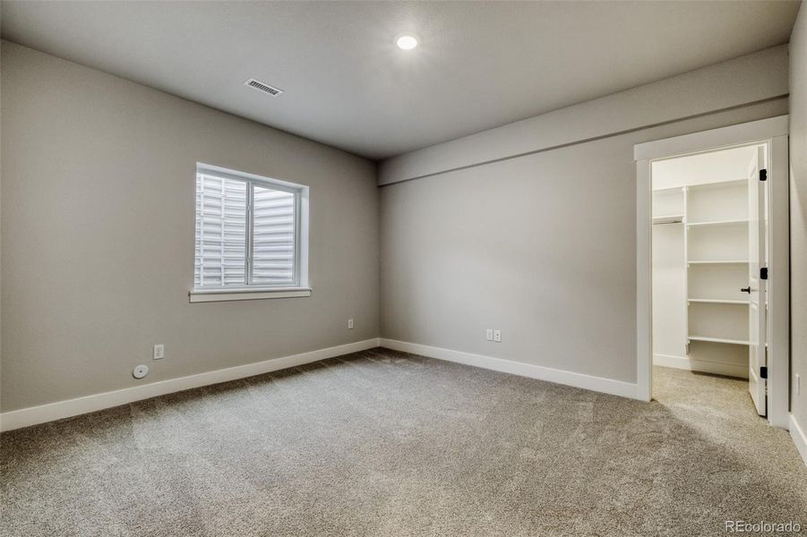 Spacious, unfurnished interior of a new home in Sterling Ranch Homestead, Colorado Springs (Image 16).