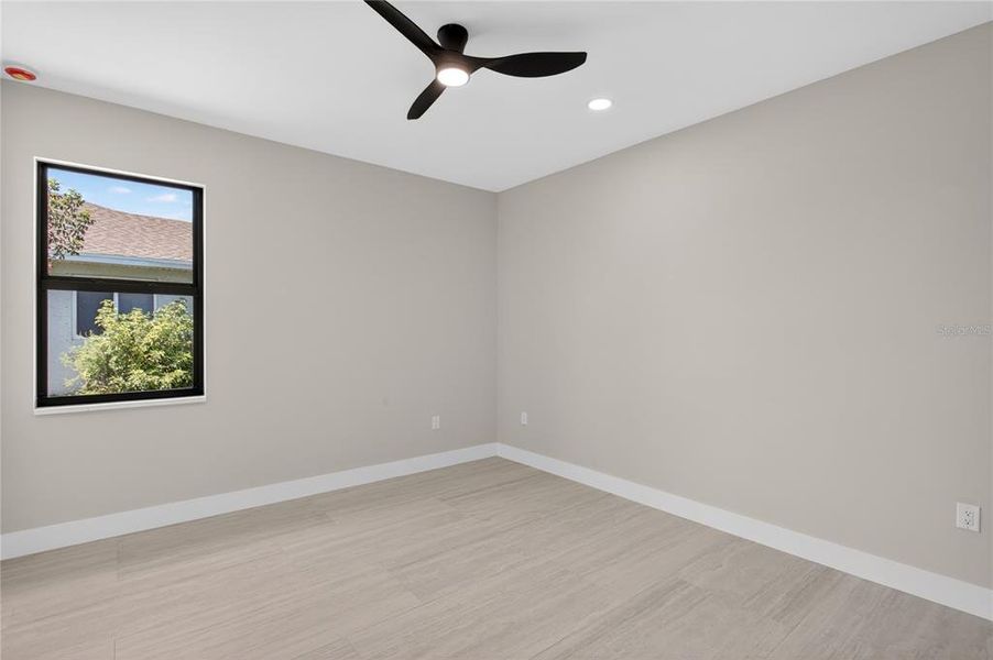 Spacious, unfurnished interior of a new home in , Cape Coral (Image 24).