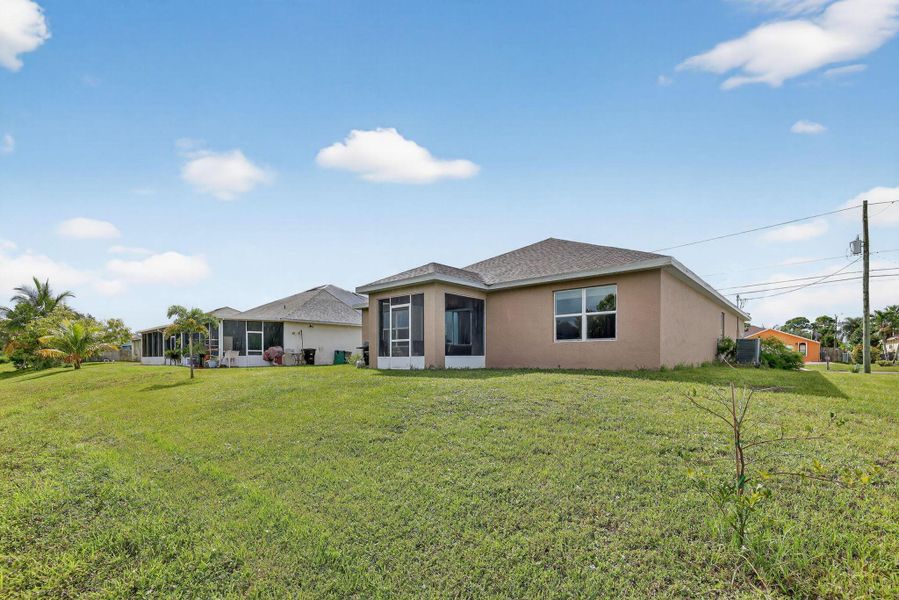 Exterior details and patio area of a home in , Port St. Lucie (Image 1).