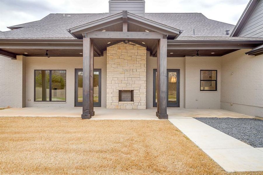 Exterior details and patio area of a home in , Granbury (Image 4).