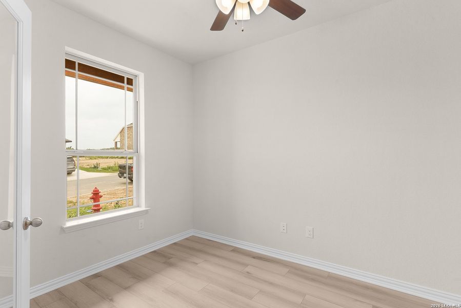 Spacious, unfurnished interior of a new home in Meyer Ranch - Enclave, New Braunfels (Image 9).