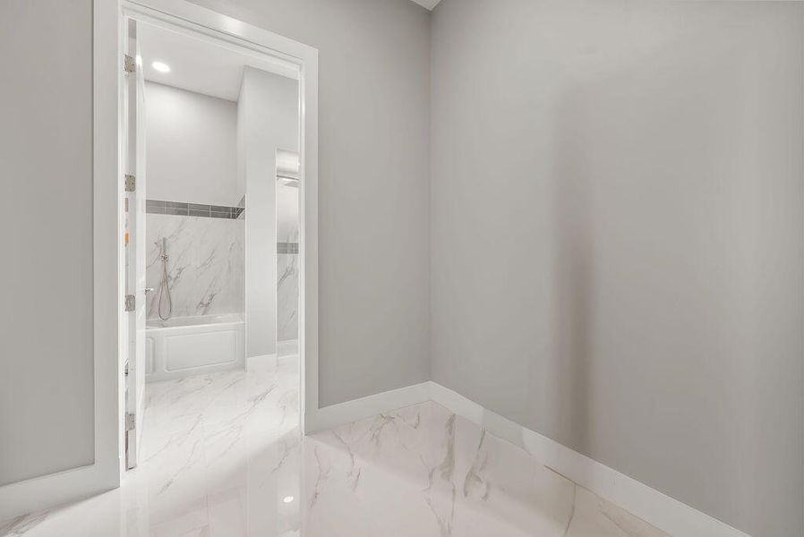 Spacious, unfurnished interior of a new home in , Port St. Lucie (Image 14).