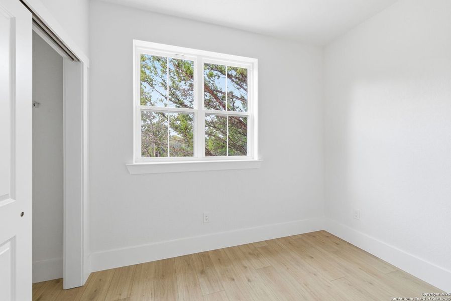 Spacious, unfurnished interior of a new home in , Bandera (Image 11).