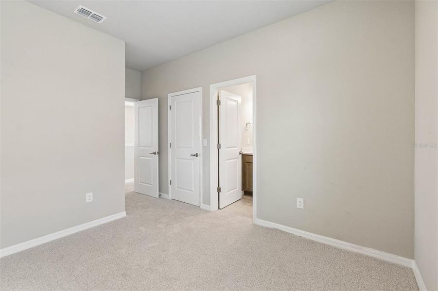 Spacious, unfurnished interior of a new home in Eastlyn, Bradenton (Image 9).