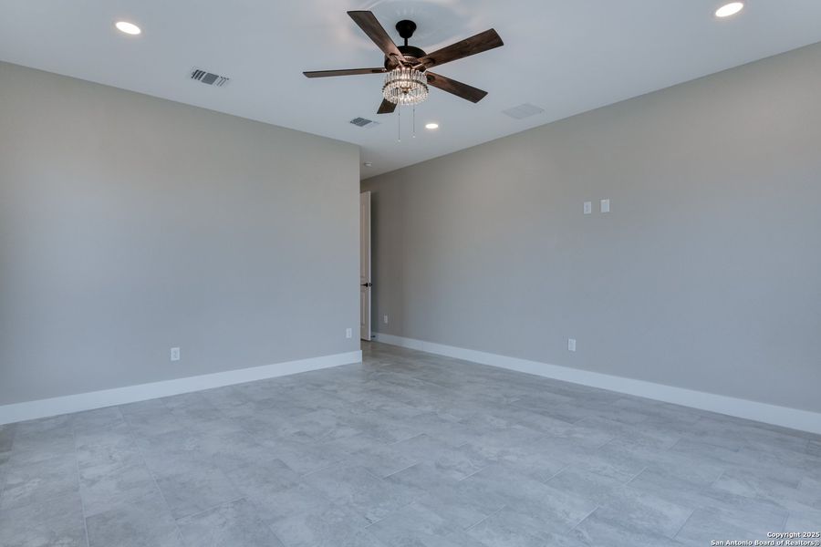 Spacious, unfurnished interior of a new home in , Bandera (Image 16).