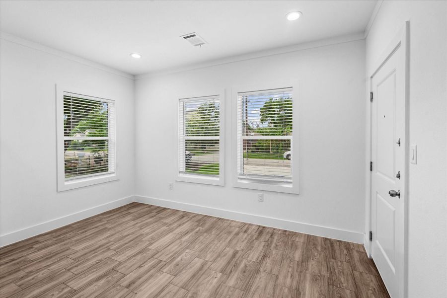 Dining area. Dining area.