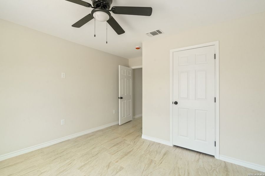 Spacious, unfurnished interior of a new home in , Del Rio (Image 12).
