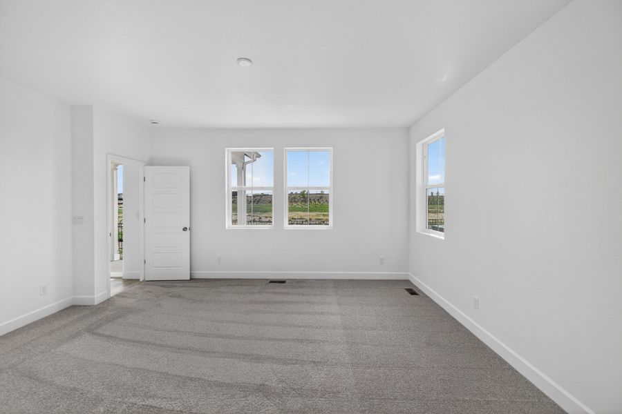 Spacious, unfurnished interior of a new home in The Aurora Highlands, Aurora (Image 16).