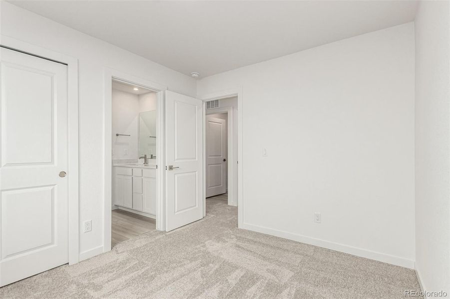Spacious, unfurnished interior of a new home in Victory Ridge, Colorado Springs (Image 25).