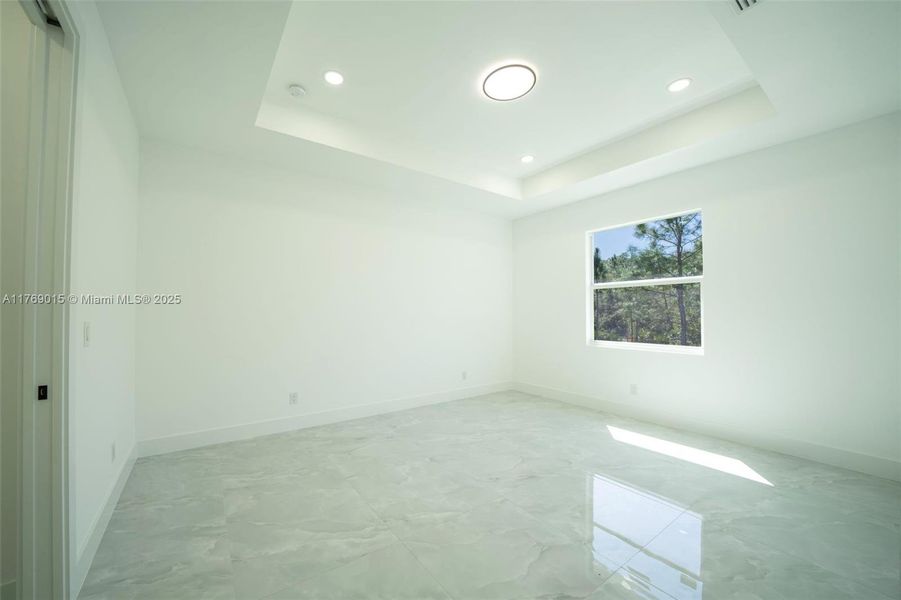 Spacious, unfurnished interior of a new home in , Lehigh Acres (Image 9).