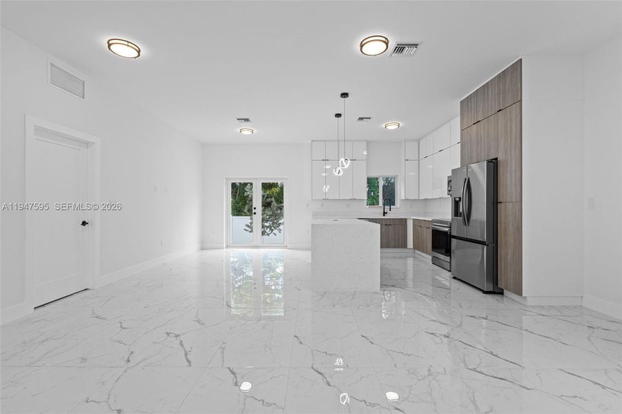 Spacious, unfurnished interior of a new home in , Fort Lauderdale (Image 13).
