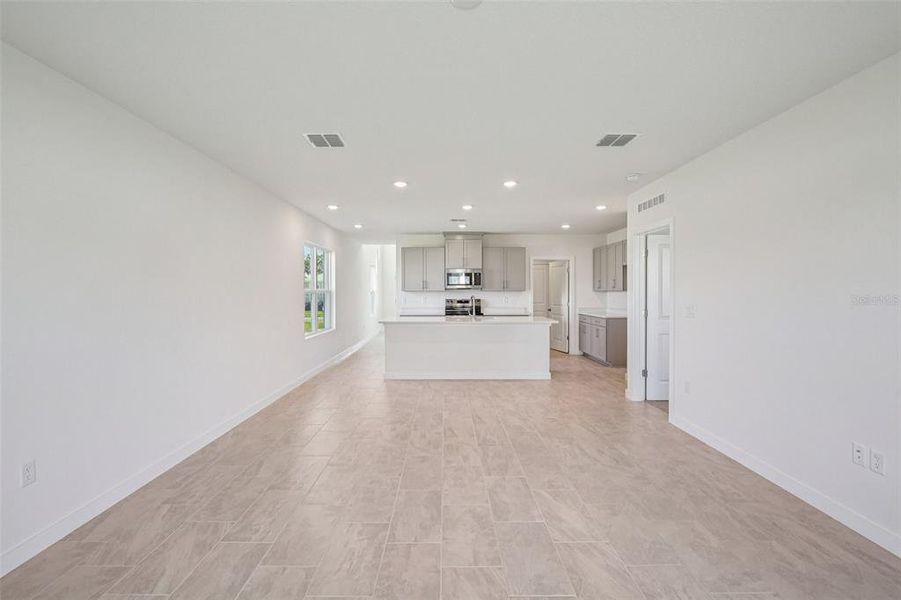 Spacious, unfurnished interior of a new home in Willowbrook North, Winter Haven (Image 17).