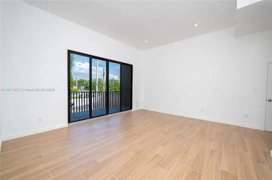 Spacious, unfurnished interior of a new home in , Fort Lauderdale (Image 16).